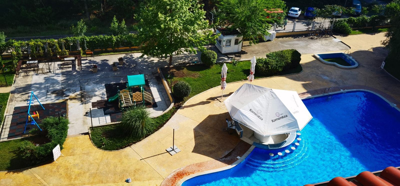 Prostorný třípokojový byt v nejvyšším patře v Slunečném pobřeží — komfort, styl a zelená harmonie u moře