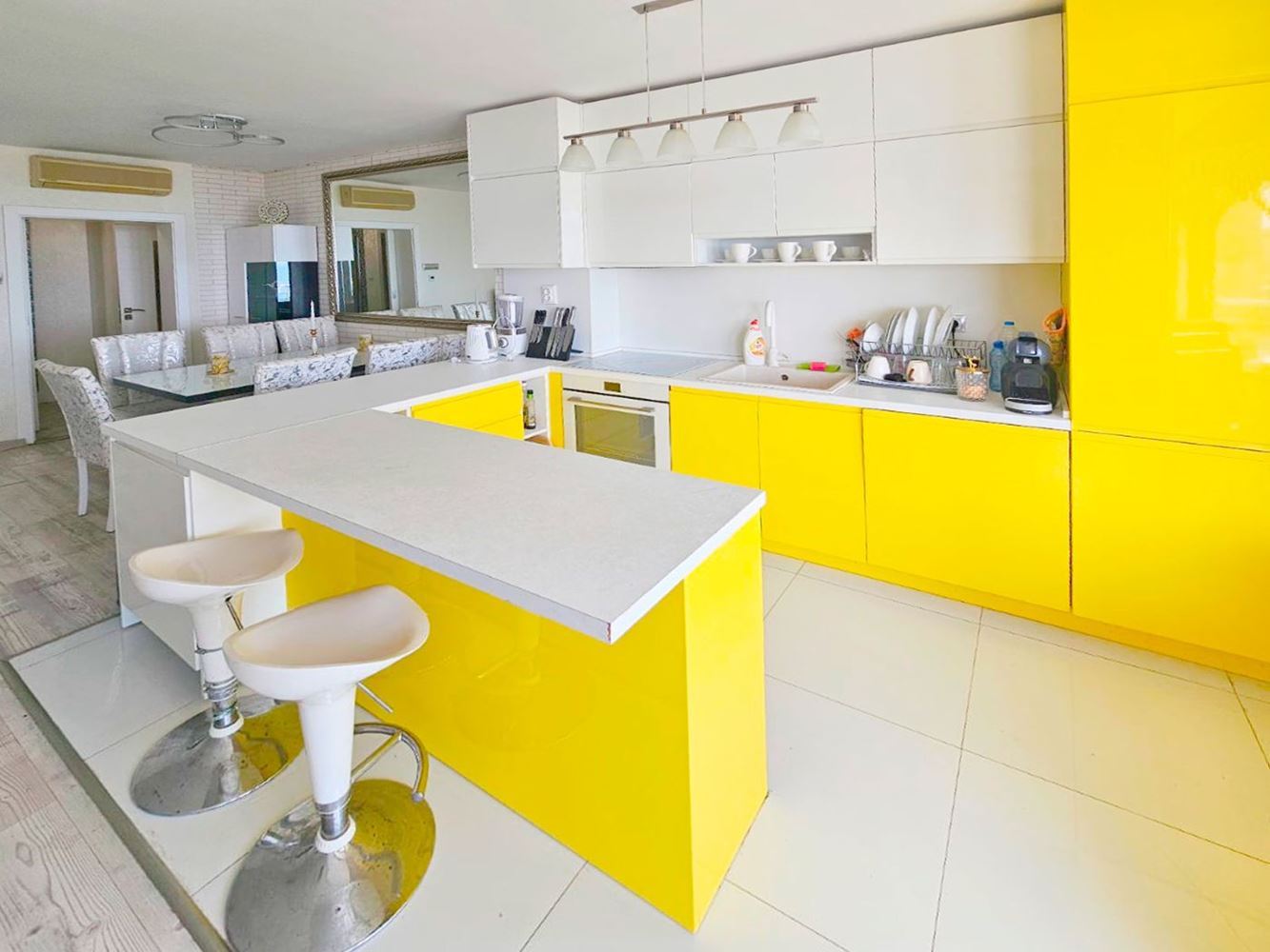 Luxusní třípokojový apartmán s výhledem na moře na první linii v Ravdě – 114 m², dvě terasy a maximální komfort