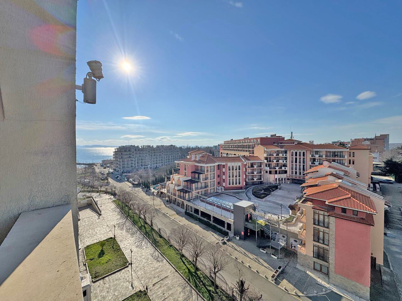 Exkluzivní apartmán s jednou ložnicí v první linii u moře v Pomorie – luxus, prestiž a investice s okamžitou návratností