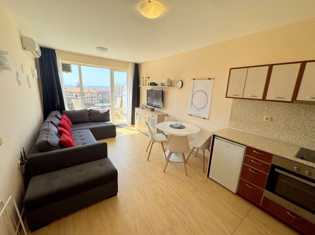 Apartmán se dvěma ložnicemi ve Sveti Vlas – panoramatické výhledy a pohodlí v uzavřeném komplexu