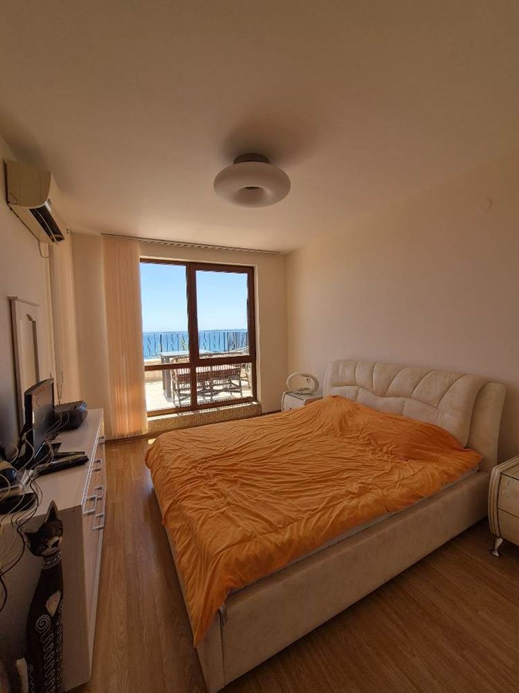 Luxusní byt s jednou ložnicí a panoramatickým výhledem na moře ve Svatém Vlasu – prostor, komfort a prestižní lokalita