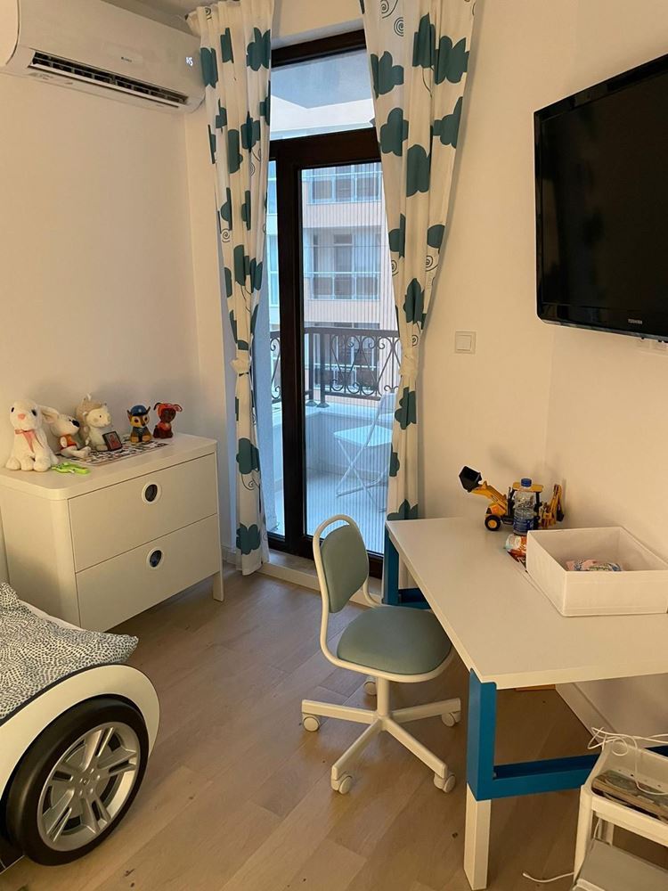 Prostorný pětipokojový apartmán s výhledem na moře v Pomorie – komfort, styl a funkčnost pro velkou rodinu