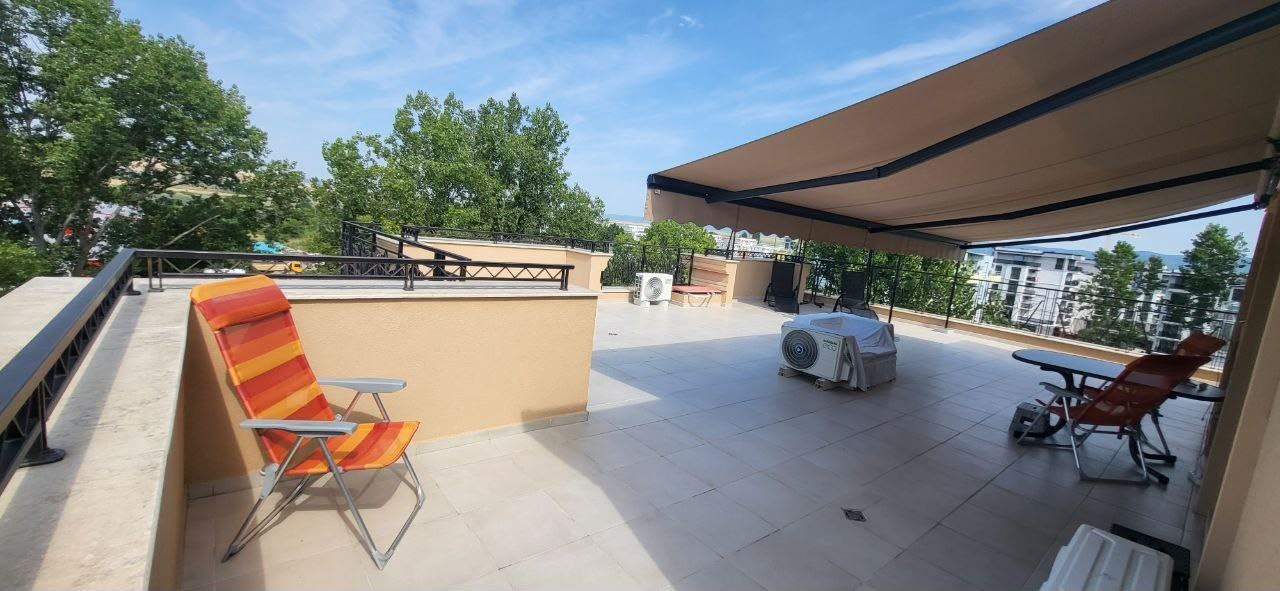 Apartmán se dvěma ložnicemi a velkou panoramatickou terasou ve stylovém komplexu v Sunny Beach