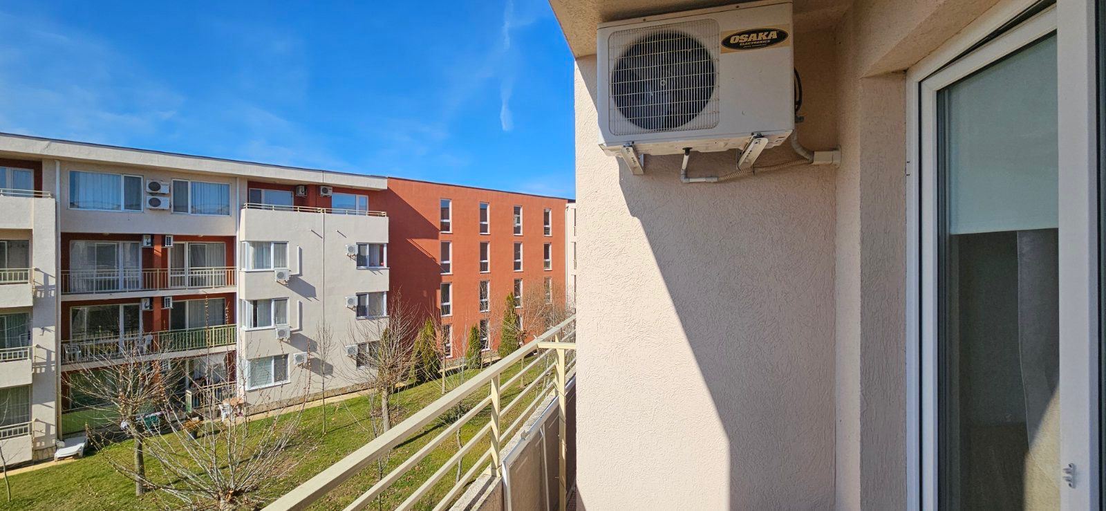 Stylové studio s terasou a vynikajícím vybavením ve Slunečném pobřeží