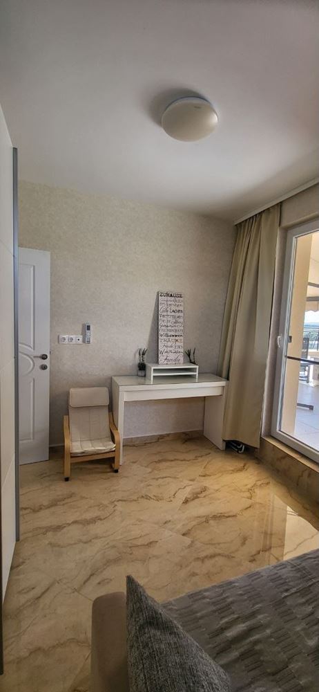 Apartmán se dvěma ložnicemi a velkou panoramatickou terasou ve stylovém komplexu v Sunny Beach