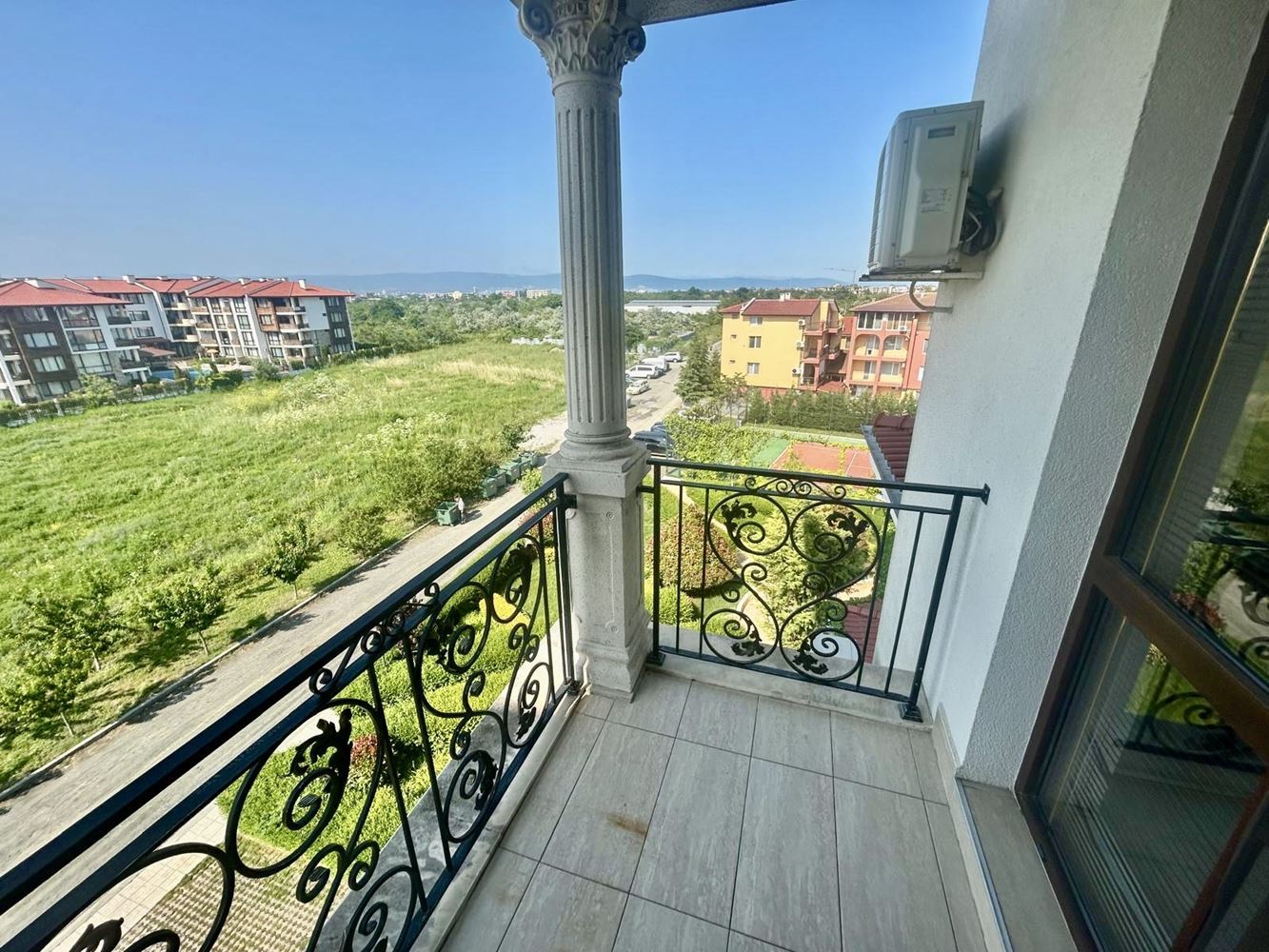 Prostorný třípokojový apartmán s panoramatickým výhledem na moře v prestižním komplexu v Nesebaru – komfort, prostor a působivé výhledy