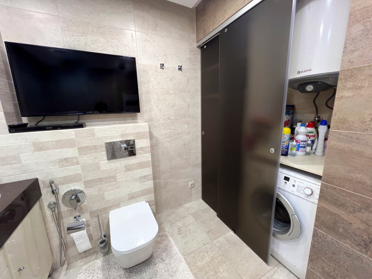Prostorný apartmán se třemi ložnicemi a panoramatickým výhledem na moře pouze 50 metrů od pláže – nízký poplatek za údržbu!