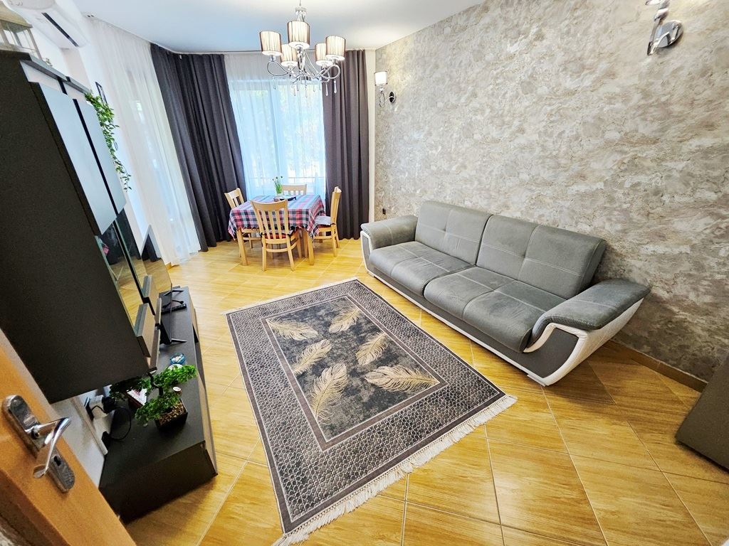 Stylový apartmán s jednou ložnicí s výhledem na bazén v letovisku Slunečné pobřeží