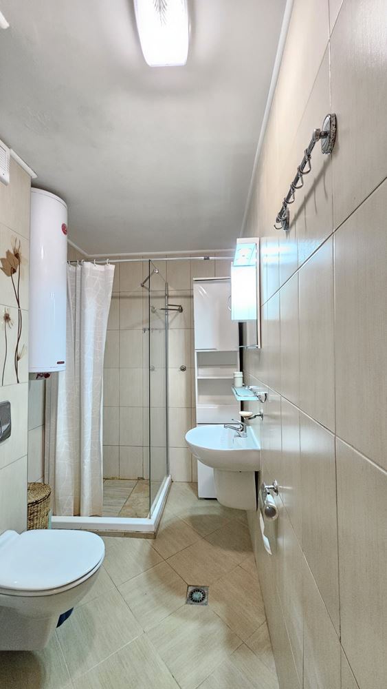 Prostorný apartmán se dvěma ložnicemi na první linii u moře se soukromou pláží ve Sveti Vlas