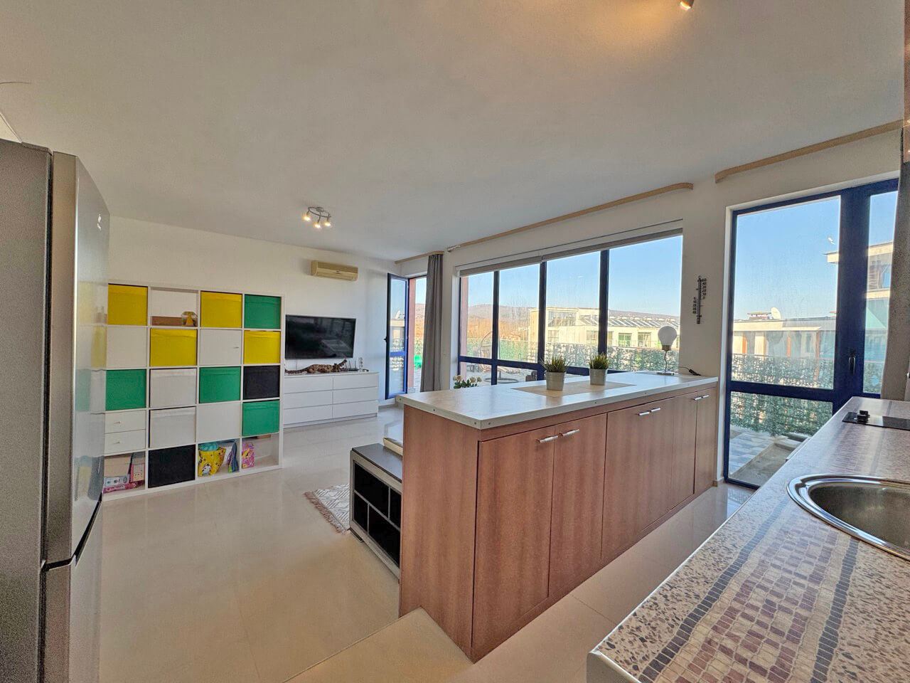 Luxusní penthouse na Slunečném pobřeží s působivou panoramatickou terasou a skvělou lokalitou