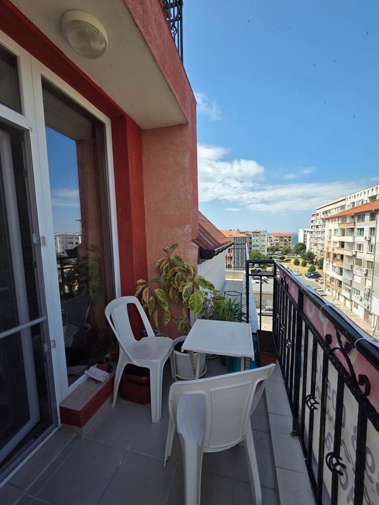 Prostorný byt s jednou ložnicí s panoramatickým výhledem na solné pláně a moře v Pomorie