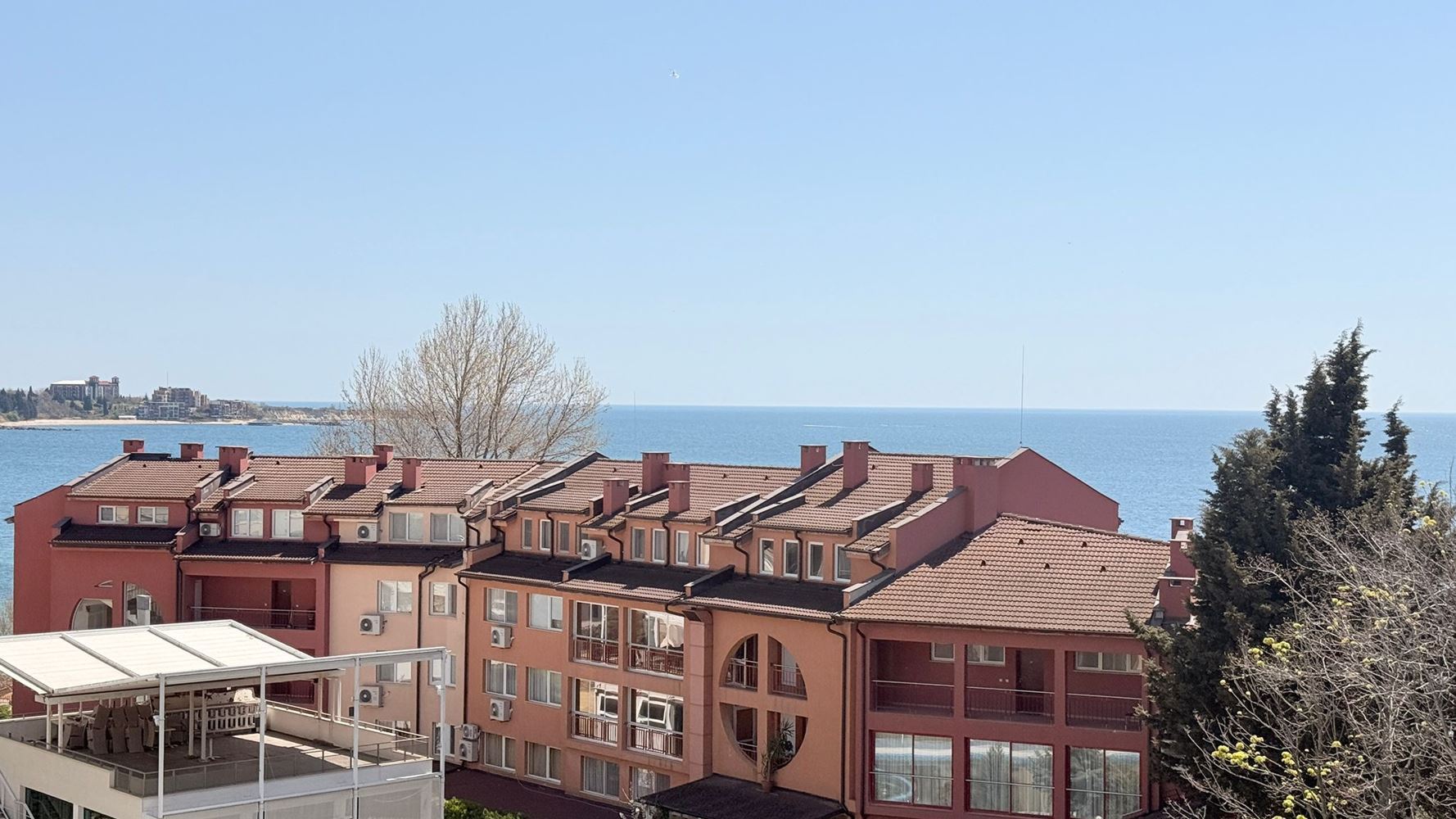 Prostorný apartmán se dvěma ložnicemi a panoramatickým výhledem na moře v Ravdě – pár metrů od pláže, plně zařízený a s výborným investičním potenciálem