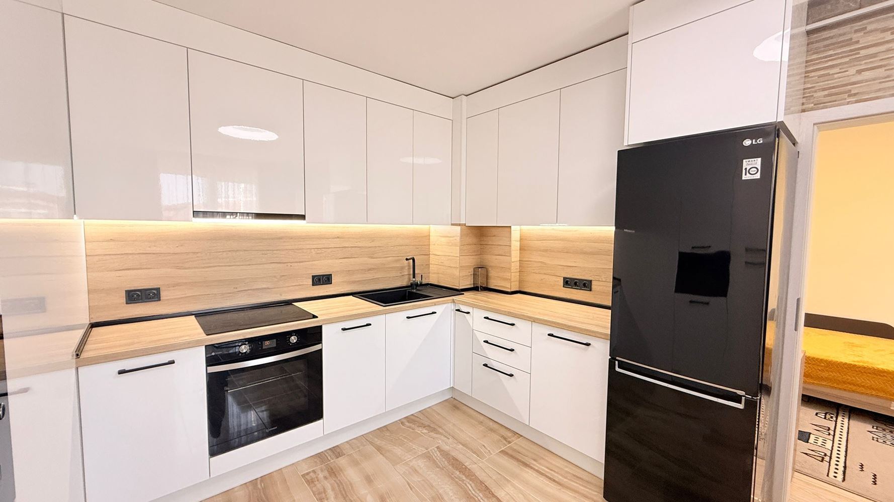 Luxusní mezonet se třemi ložnicemi v srdci Slunečného Pobřeží – prostor, styl a komfort na dvou úrovních