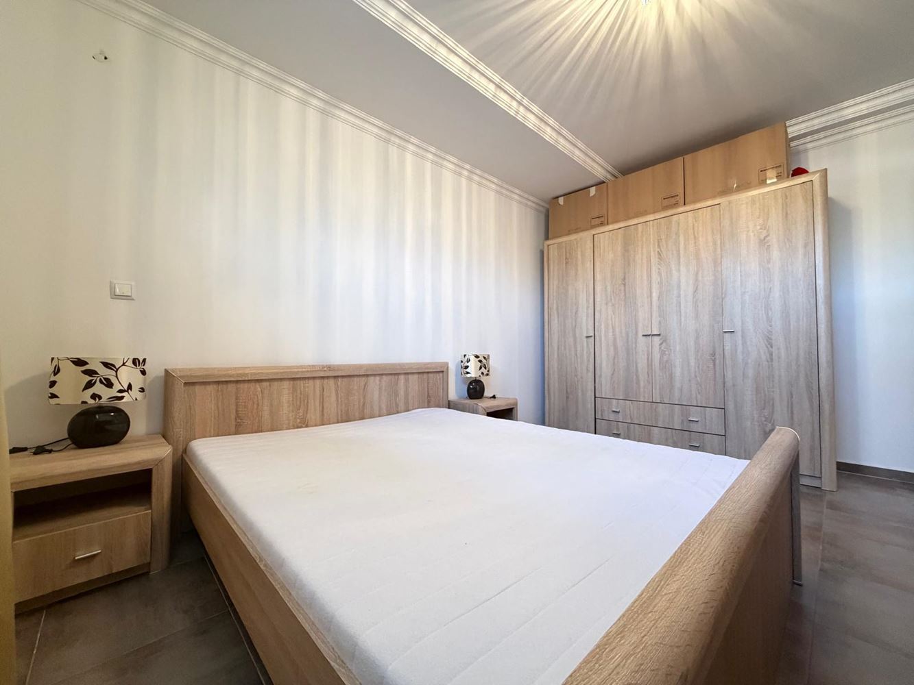 Komfortní dvoupokojový apartmán s přímým vstupem k bazénu – ideální pro bydlení i investici