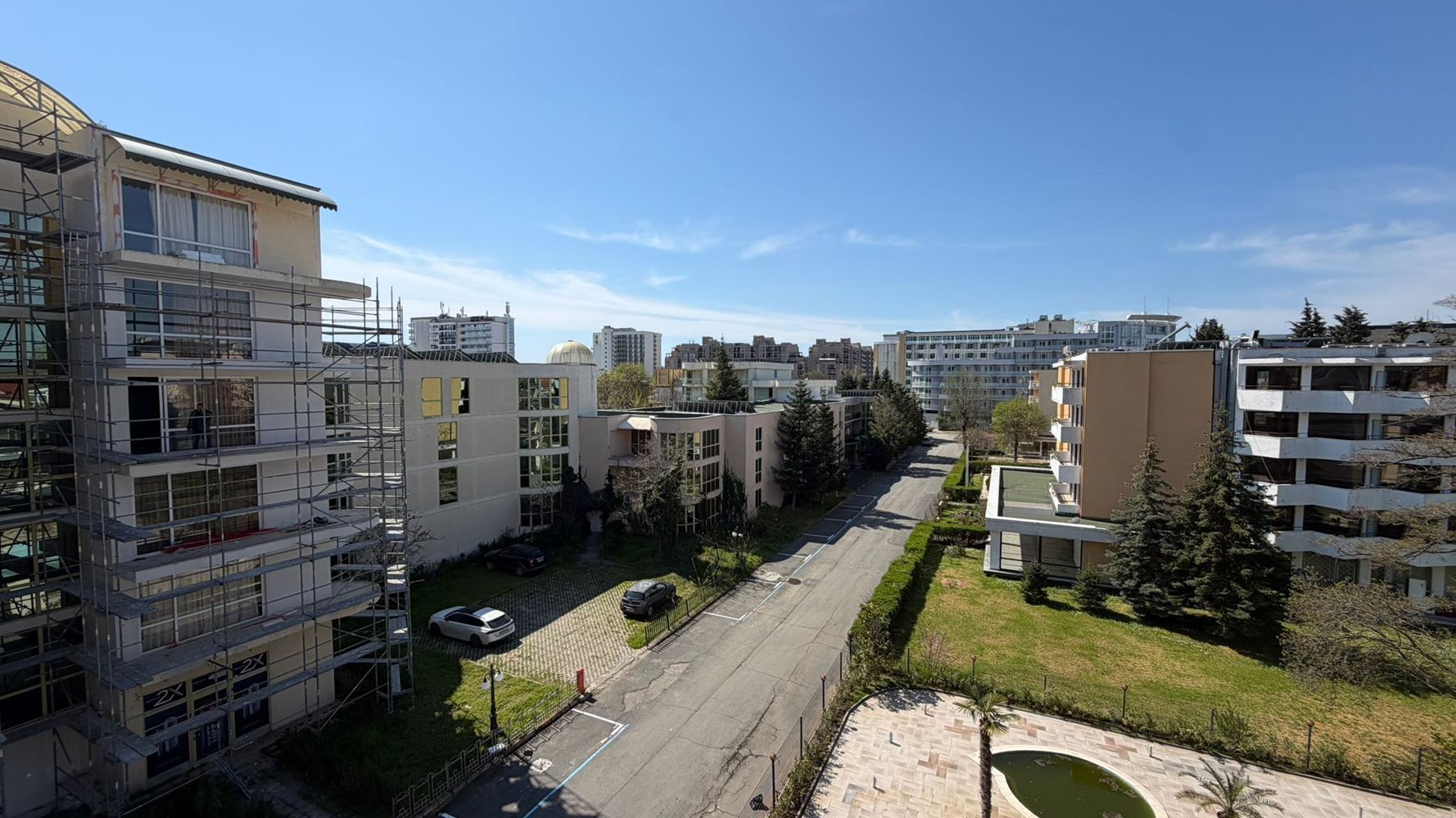 Prostorný dvoupokojový apartmán 300 m od moře ve Slunečném pobřeží – komfort, bezpečí a skvělá investice