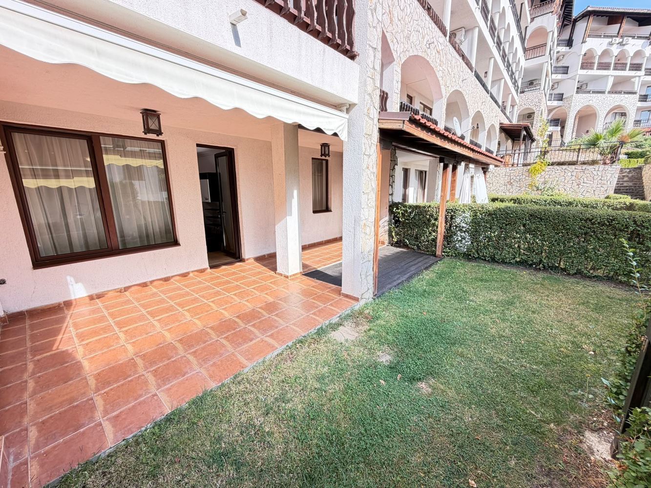 Apartmán v první linii u moře s přímým přístupem na pláž ve Sveti Vlas – vlastní zahrádka u apartmánu