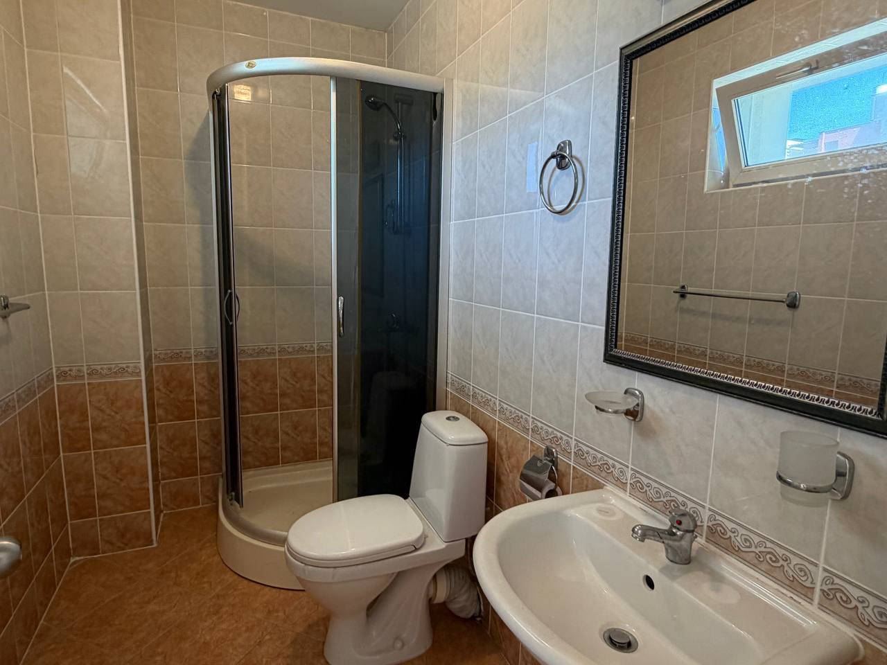 Prostorný apartmán se dvěma ložnicemi 200 m od pláže ve Slunečném pobřeží – s nízkým poplatkem za údržbu