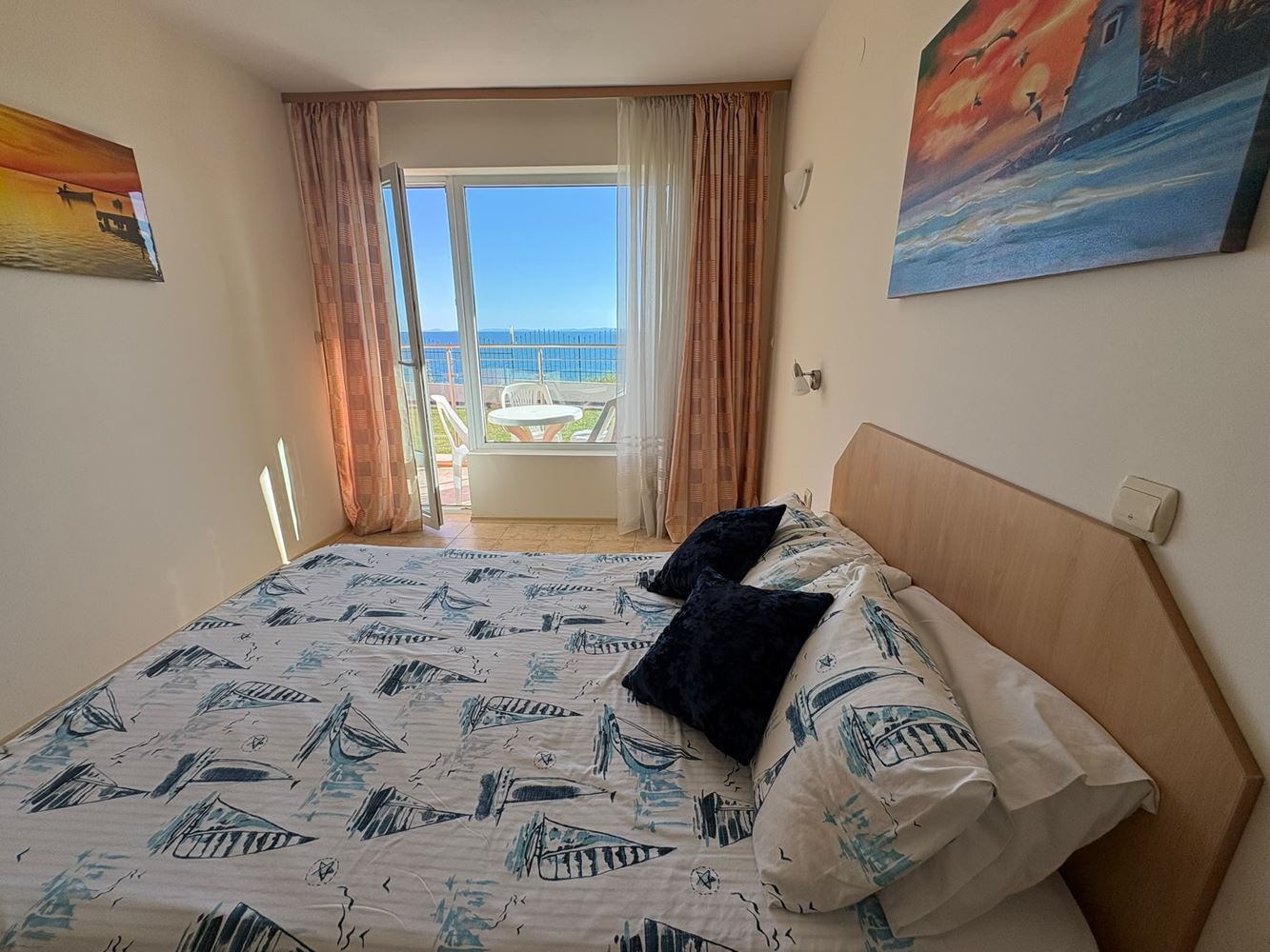 První linie v Sveti Vlas – prostorný apartmán s jednou ložnicí a výhledem na moře