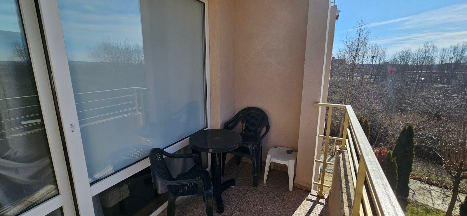 Stylové studio s terasou a vynikajícím vybavením ve Slunečném pobřeží