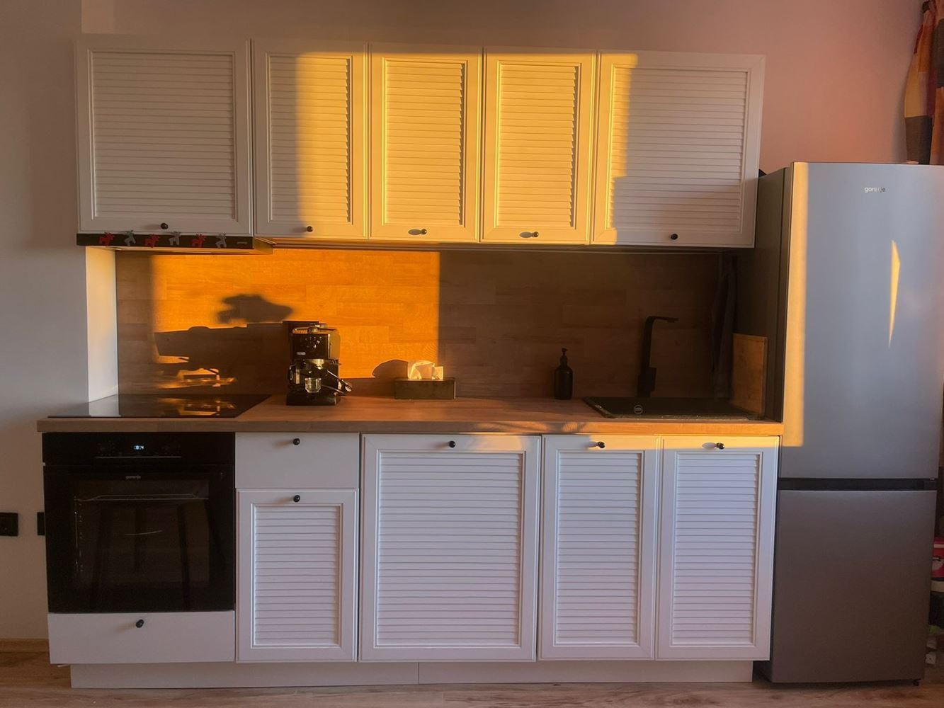Stylové studio s moderním vybavením a částečným výhledem na moře na Slunečném pobřeží