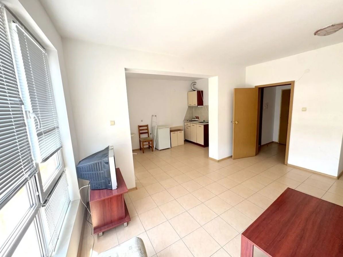 Apartmán s jednou ložnicí 300 metrů od pláže v Slunečném pobřeží – skvělá příležitost k rekonstrukci a investici