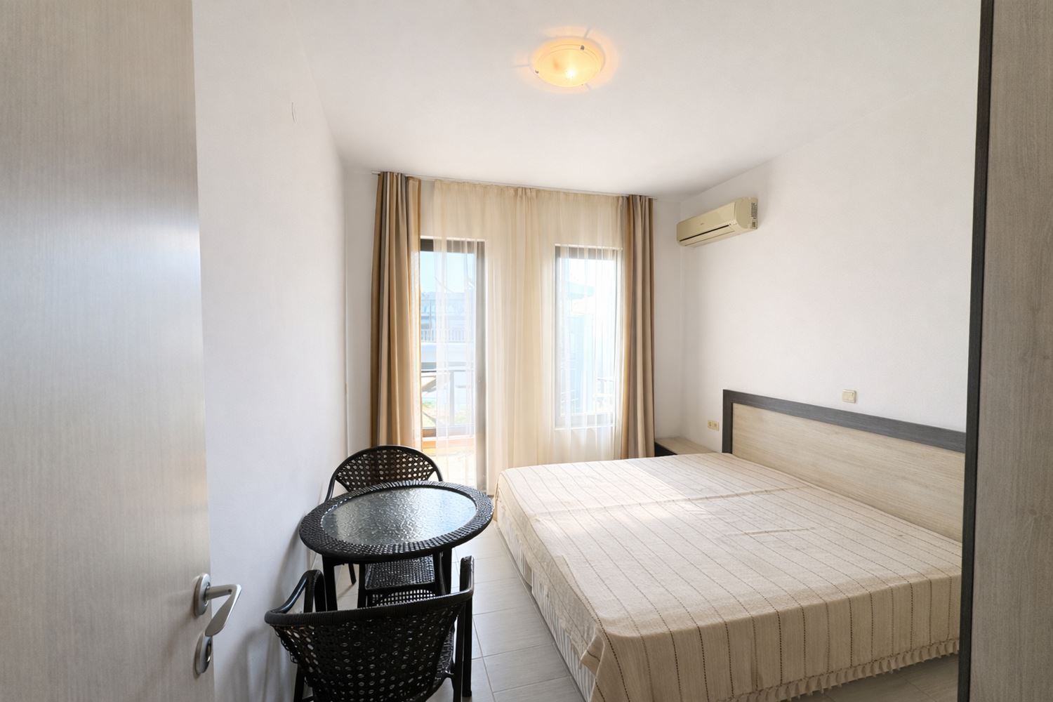 Apartmán se dvěma ložnicemi, panoramatickým výhledem na moře a soukromou pláží v prestižním komplexu v Černomorci