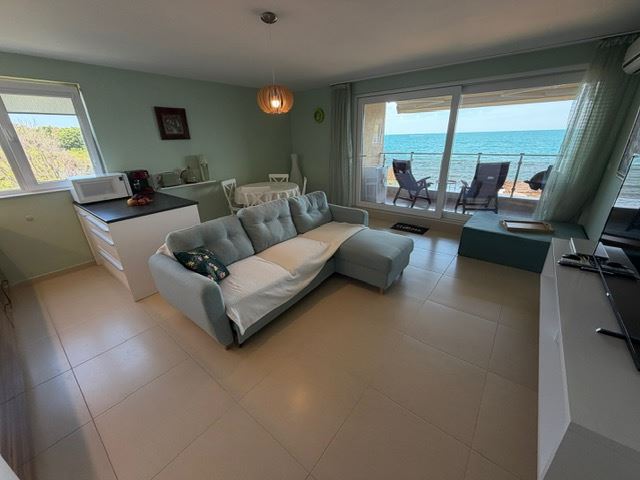 Prostorný apartmán se 2 ložnicemi v první linii u moře s čelním panoramatickým výhledem na moře