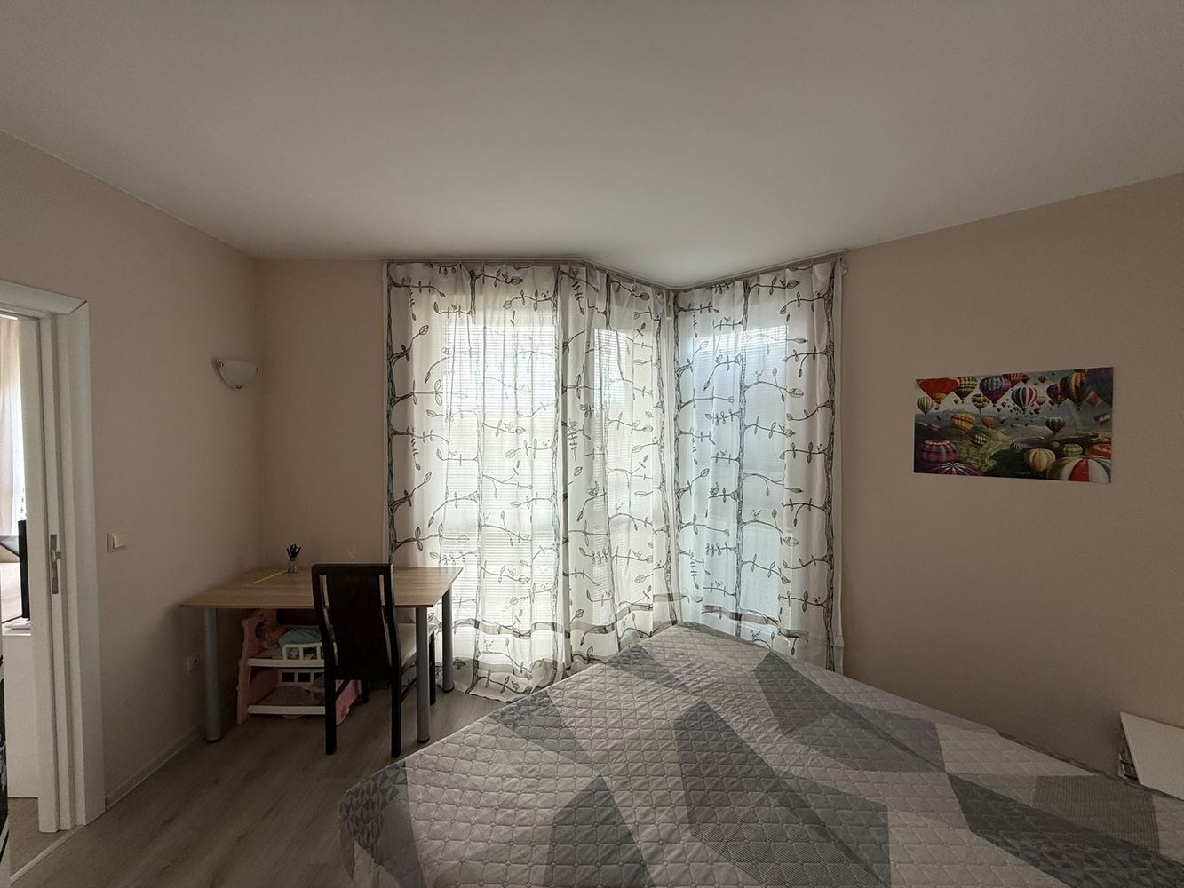 Apartmán s jednou ložnicí uprostřed zeleně v komplexu s bazénem a dětským hřištěm