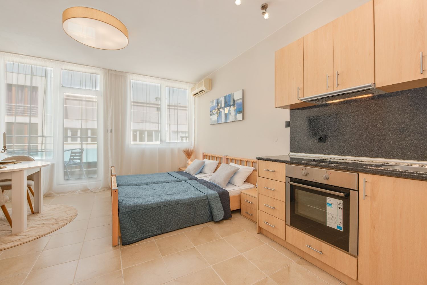 Slunné a prostorné studio s výhledem na moře v Ravdě – 100 m od pláže, v udržovaném komplexu s bazénem a zelení