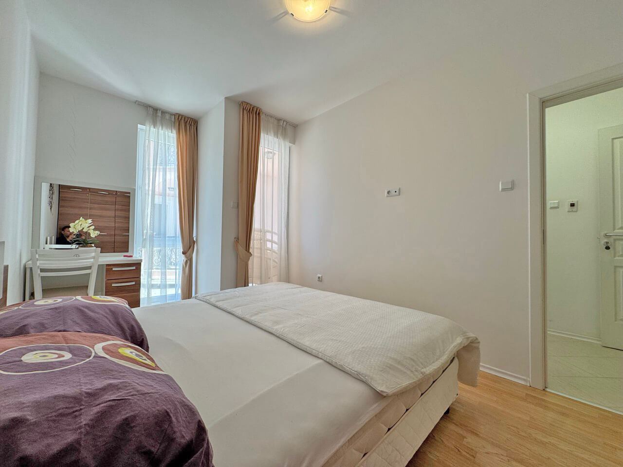 Elegantní apartmán s jednou ložnicí s výhledem na bazén v luxusním komplexu na Slunečném pobřeží