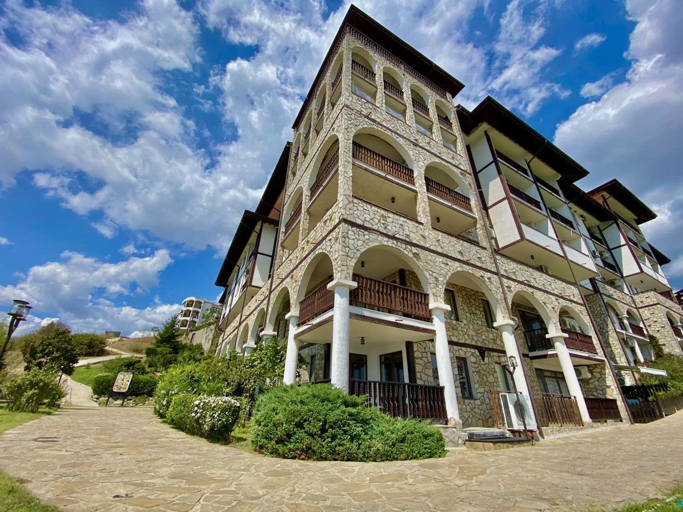 Apartmán se dvěma ložnicemi na první linii u moře ve Sveti Vlas – komfort, prostornost a jedinečný výhled na moře
