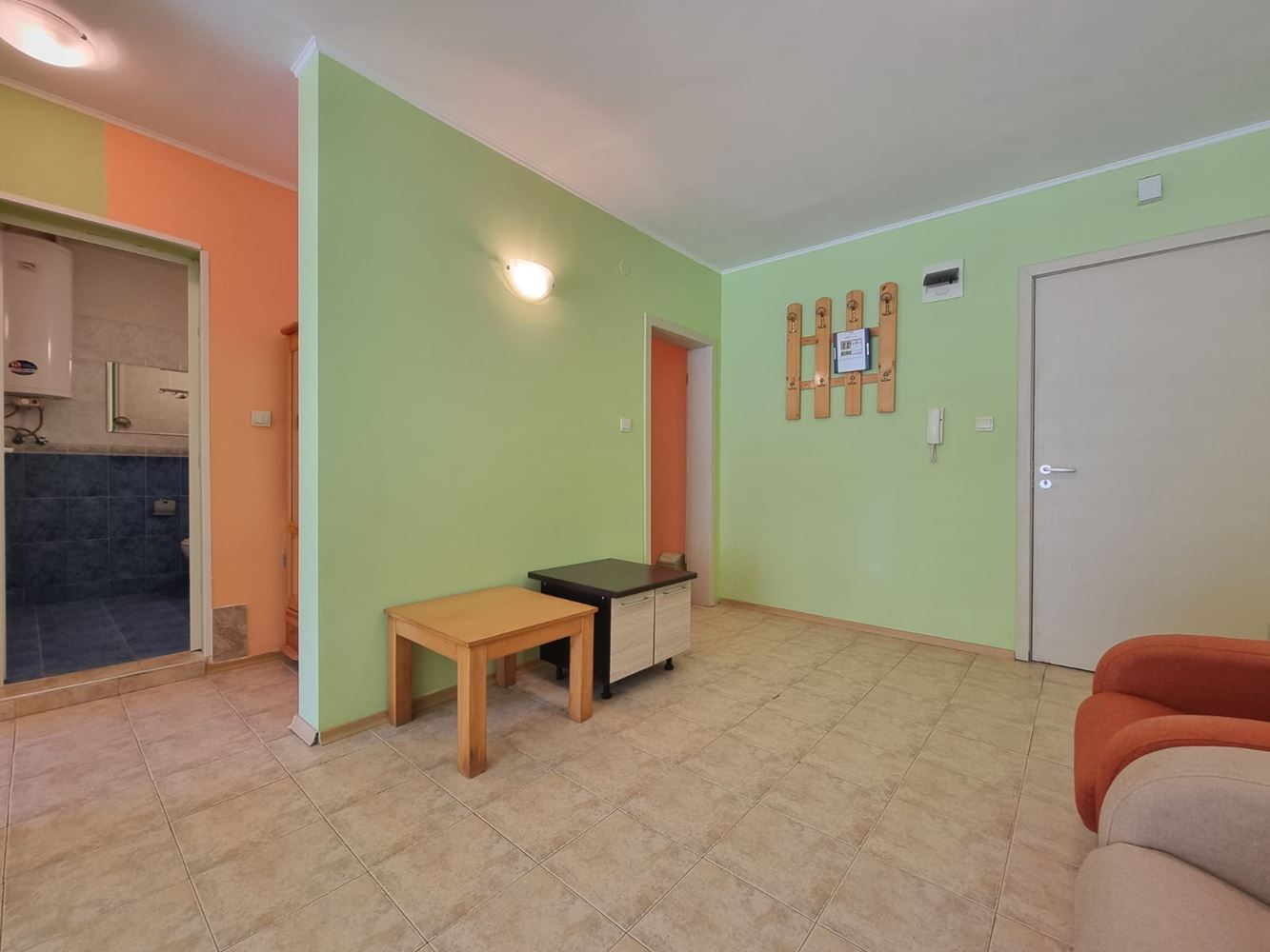 Zařízený byt s jednou ložnicí v Slunečném pobřeží – funkční nemovitost s vybavením a nízkým poplatkem za údržbu