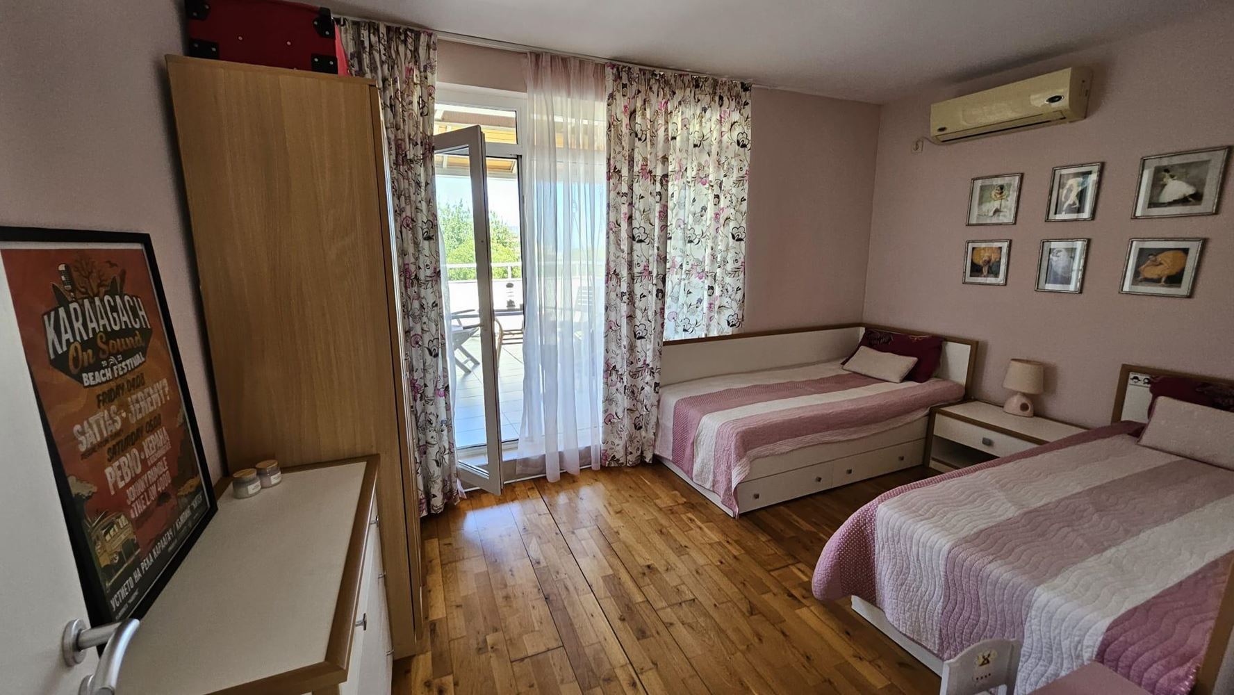 Apartmán se dvěma ložnicemi v první linii u moře v Kitenu s panoramatickým výhledem na moře a působivými terasami