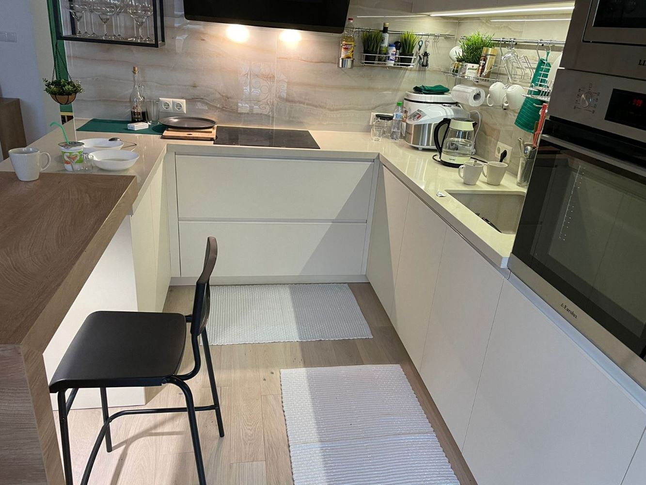 Prostorný pětipokojový apartmán s výhledem na moře v Pomorie – komfort, styl a funkčnost pro velkou rodinu