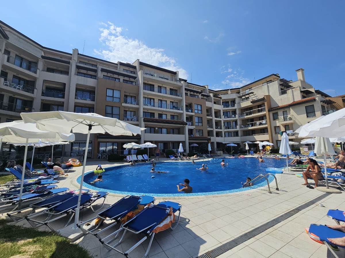 Luxusní apartmán se třemi ložnicemi na první linii u moře v Obzoru – panoramatický výhled na moře a hory