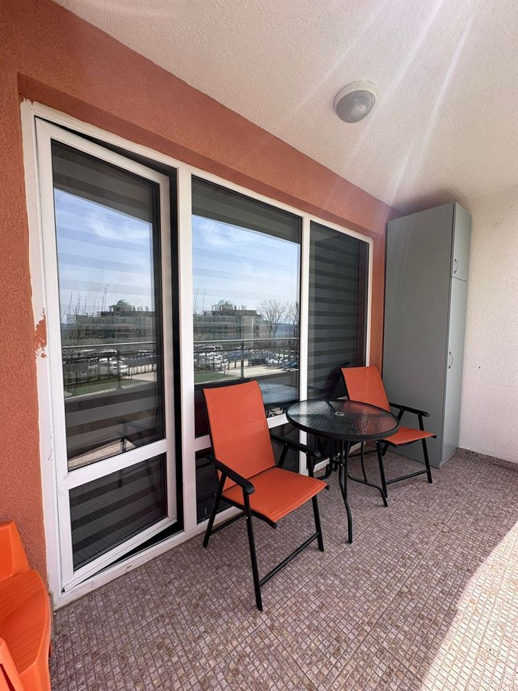 Dvouložnicový apartmán s částečným výhledem na moře v Sveti Vlas – zařízený, po rekonstrukci, v luxusním uzavřeném komplexu