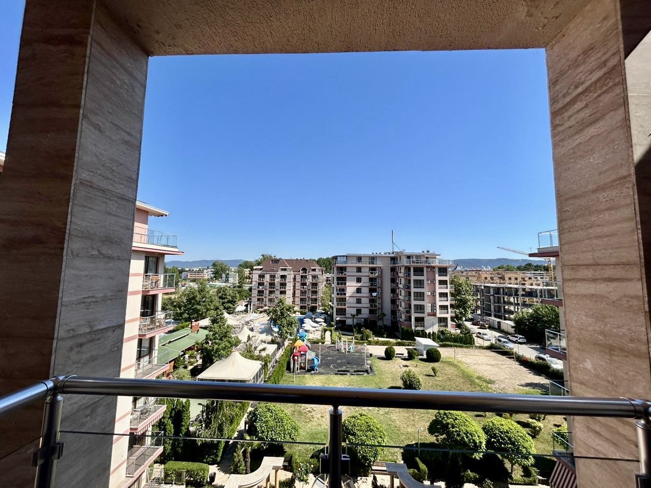 Apartmán s jednou ložnicí a dvěma prostornými terasami ve Slunečném pobřeží – plně zařízený a připravený k užívání