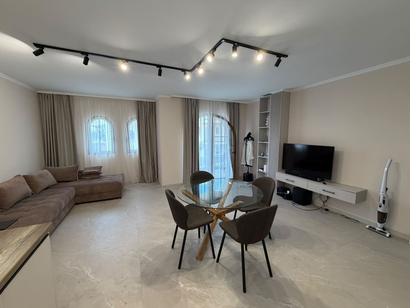 Luxusní apartmán se dvěma ložnicemi v novém komplexu u Slunečného pobřeží – komfort, bezpečnost a vynikající investice