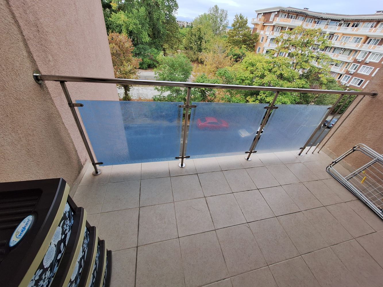 Prostorný a plně zařízený apartmán s jednou ložnicí v blízkosti pláže