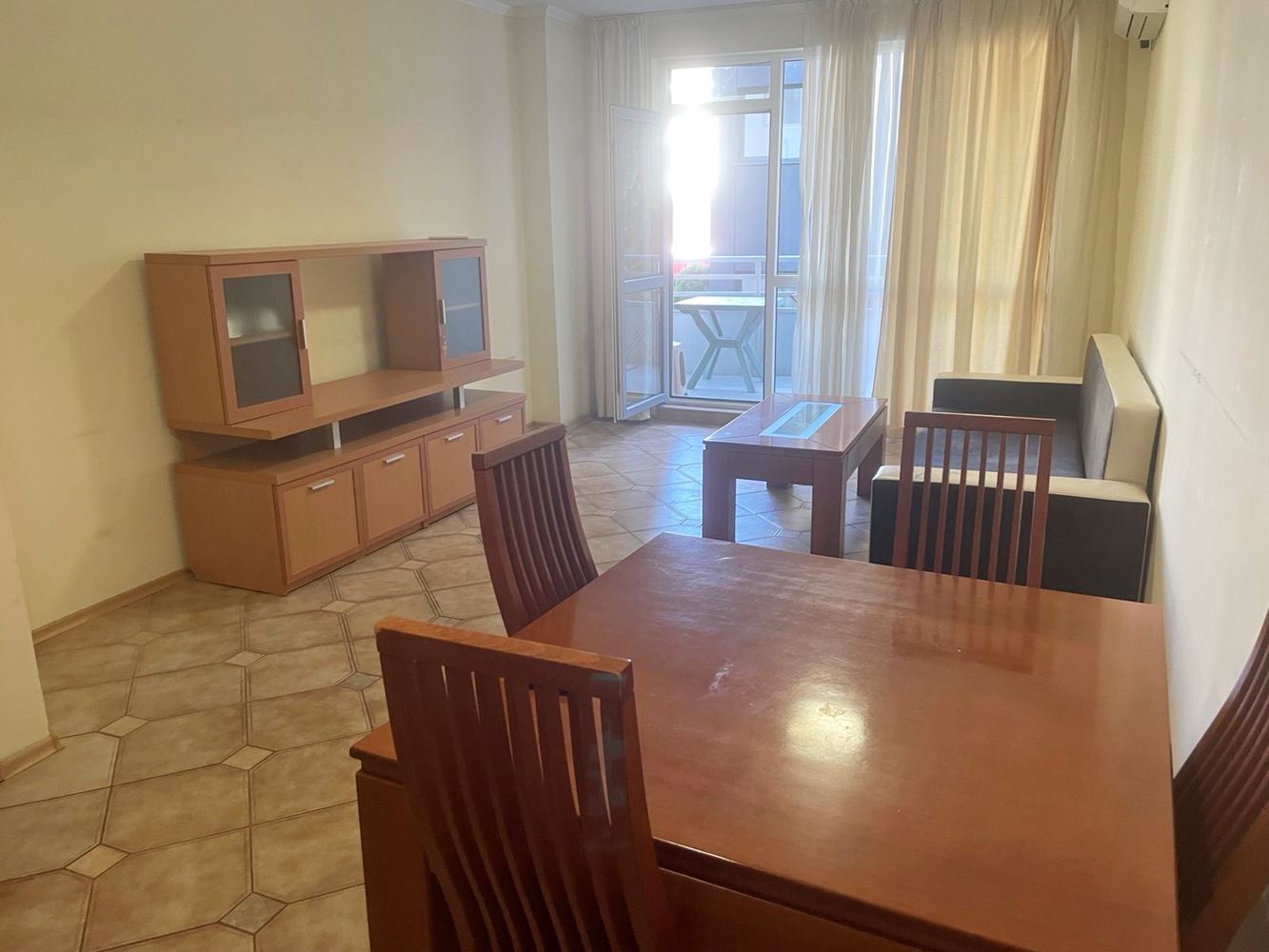 Prostorný apartmán s jednou ložnicí v moderním komplexu na Slunečném pobřeží