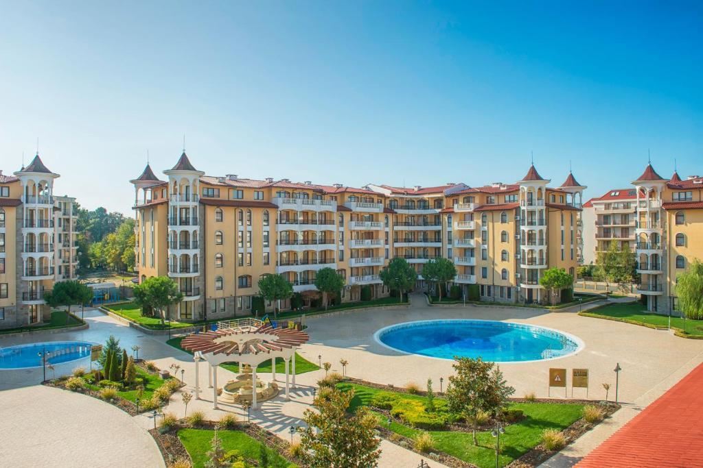 Prostorný apartmán s jednou ložnicí, velkou terasou a výhledem na bazén v Sunny Beach