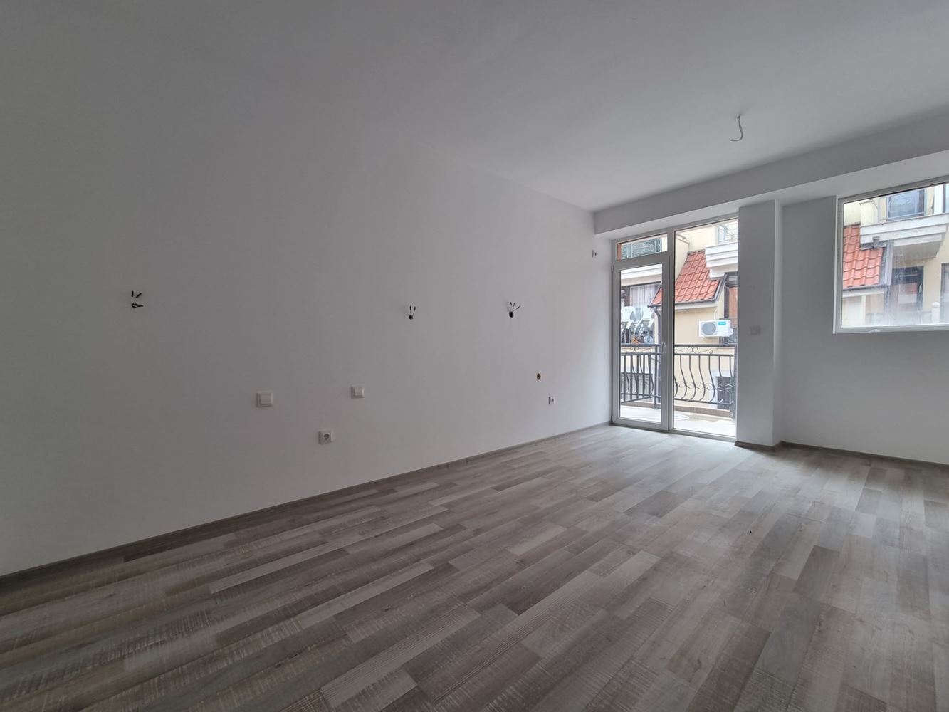 Byt s jednou ložnicí ve Sveti Vlas bez poplatku za údržbu – komfort a klid 400 m od moře