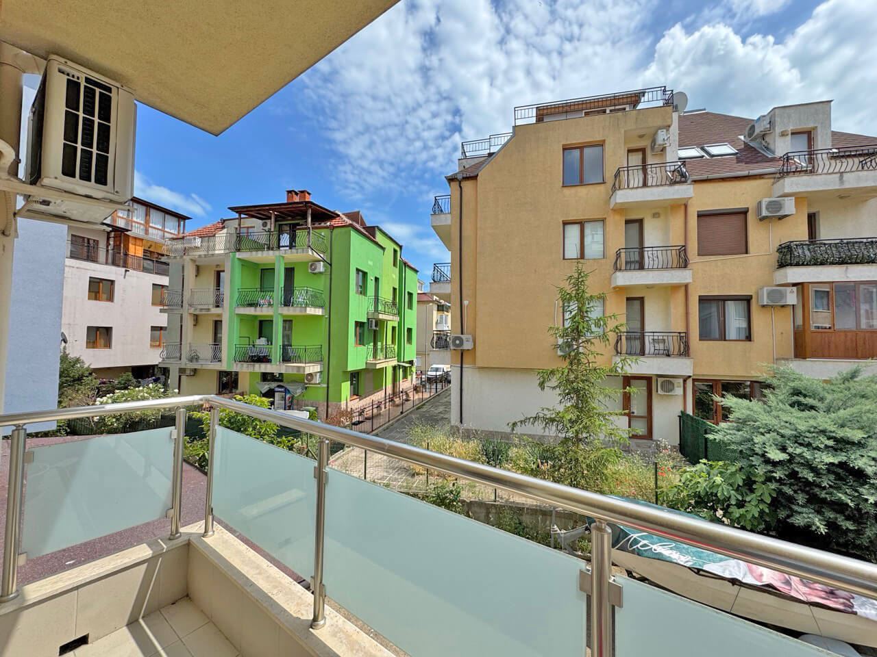 Prostorný apartmán se třemi ložnicemi pro celoroční bydlení ve čtvrti Černo More v Nesebaru