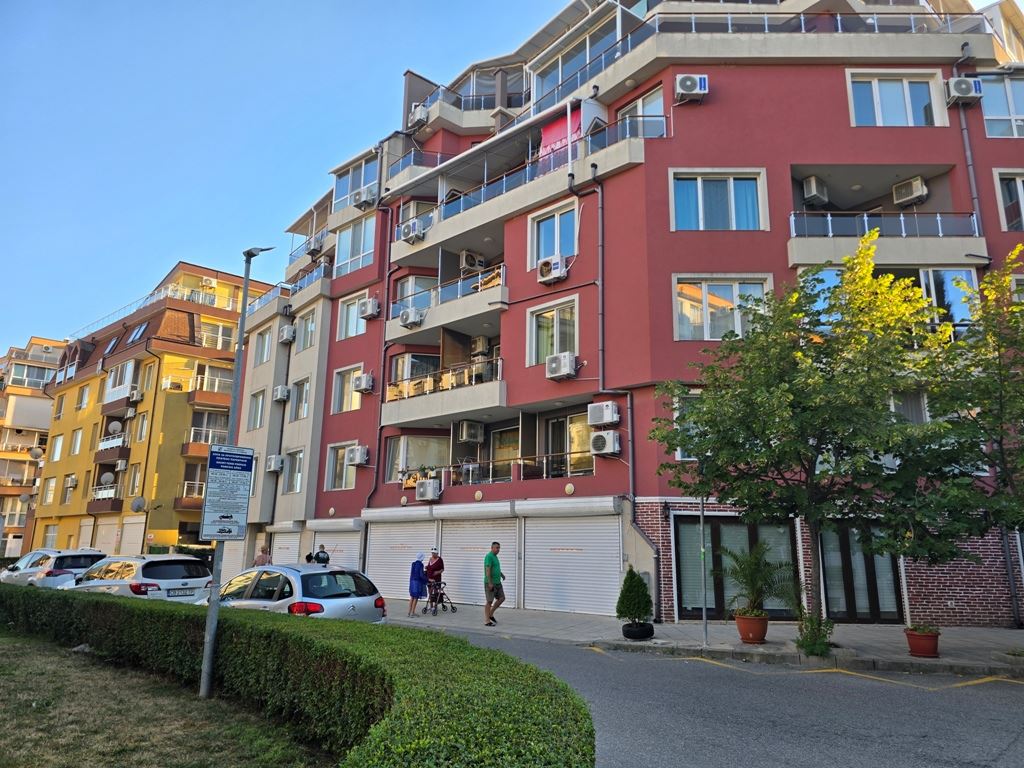 Nový byt s jednou ložnicí v Pomorie – po rekonstrukci, připravený k vybavení, s prostorným balkonem a grilem