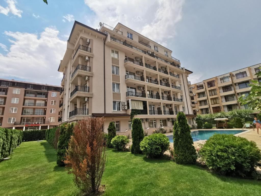 Prostorný dvoupokojový apartmán v Sunny Beach – komfort, příroda a nízký poplatek za údržbu
