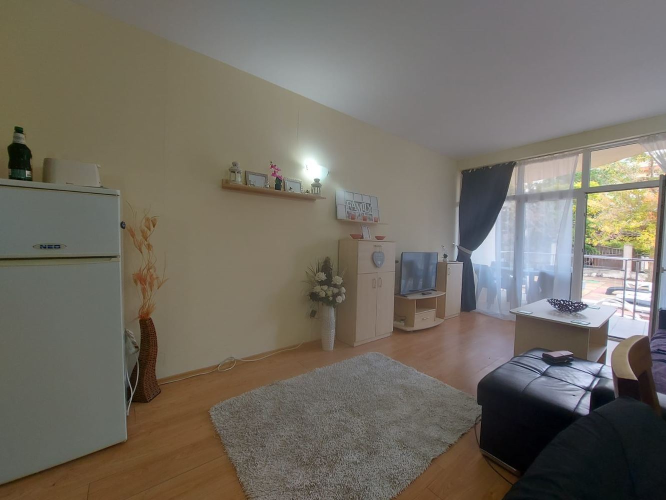 Prostorný dvoupokojový byt v přízemí s výhledem na bazén v Slunečném pobřeží – zařízený a připravený k nastěhování