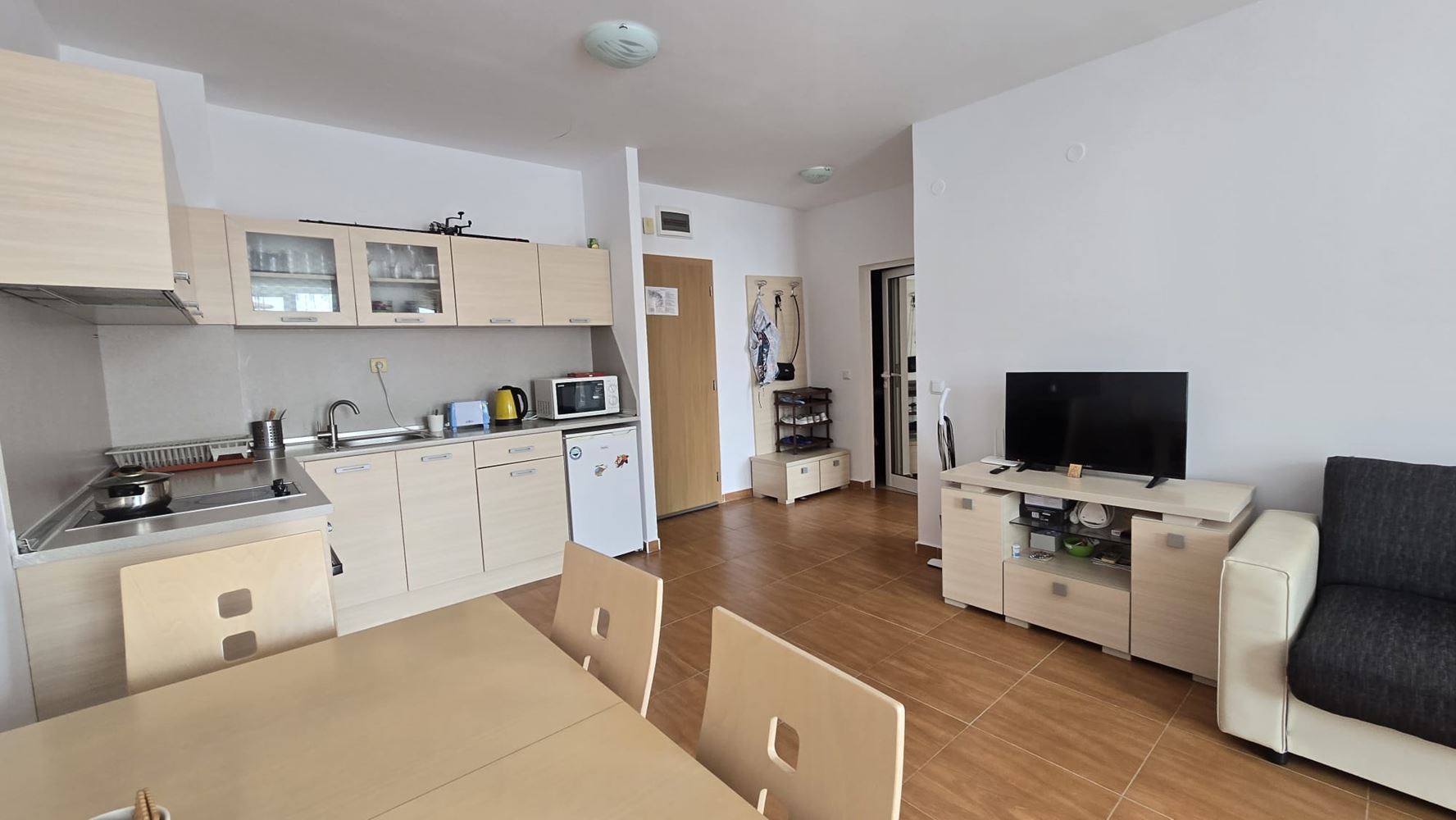 Dvoupokojový apartmán s výhledem na bazén v Svatém Vlasu – jen pár metrů od moře