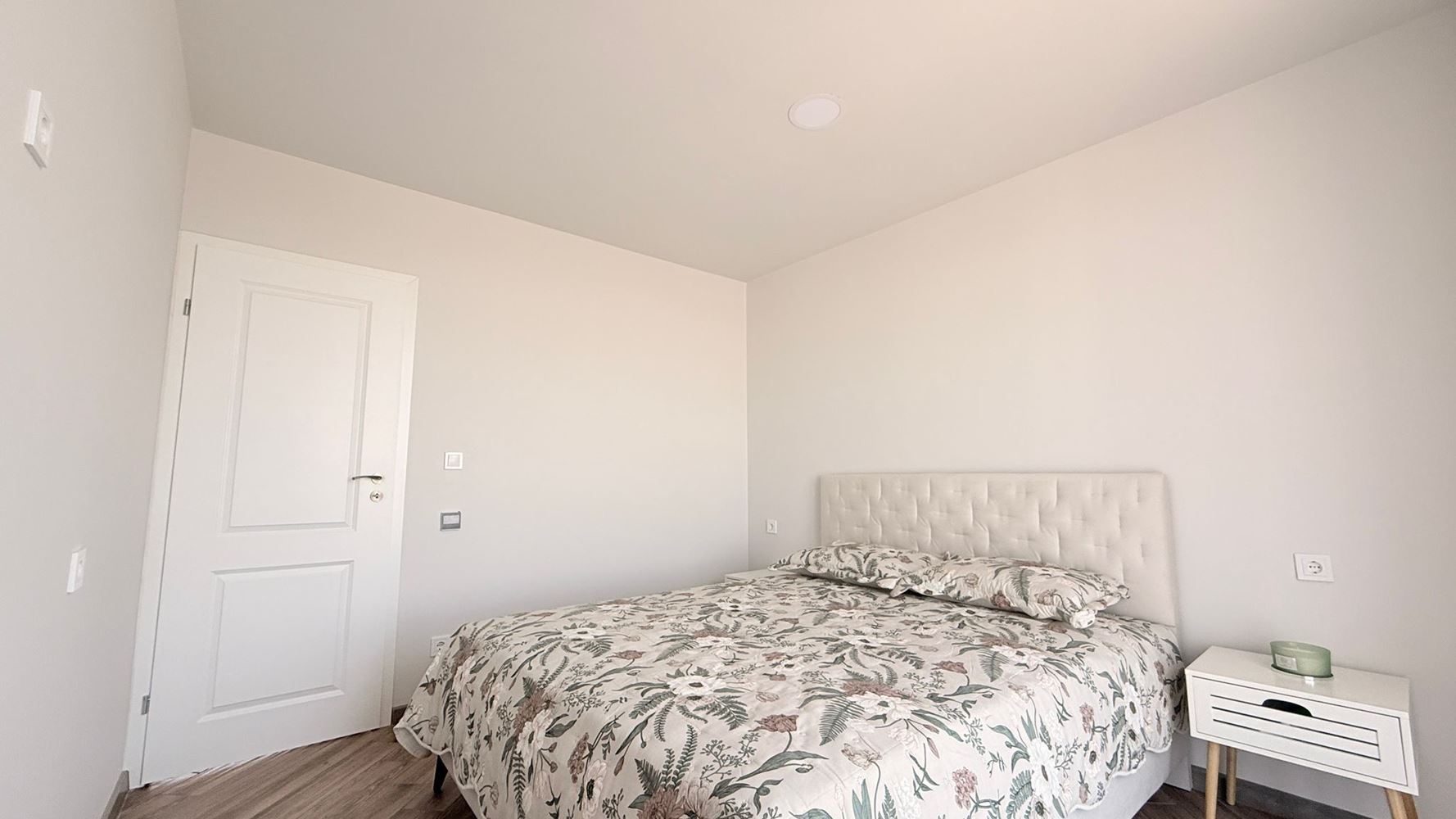 Luxusní apartmán se třemi ložnicemi na první linii v Ravdě – prostor, prestiž a úchvatné mořské panorama