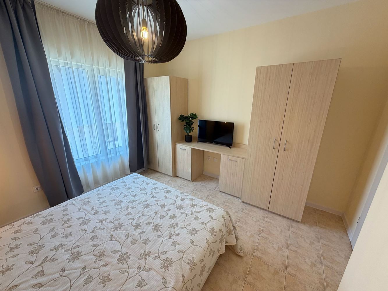 Světlý a prostorný apartmán s jednou ložnicí a krásným výhledem na bazén na hranici Slunečného pobřeží a Svatého Vlasu