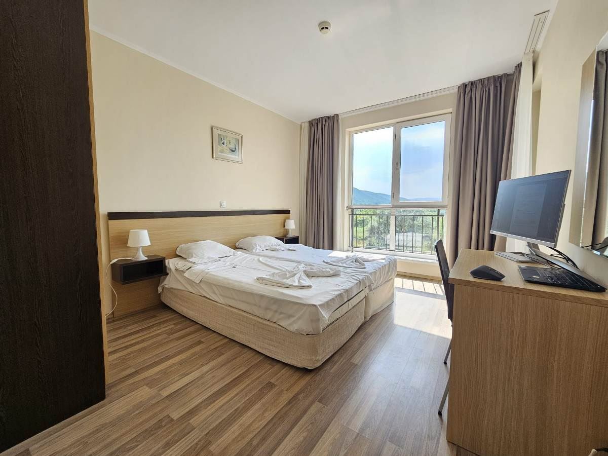 Luxusní apartmán se třemi ložnicemi na první linii u moře v Obzoru – panoramatický výhled na moře a hory